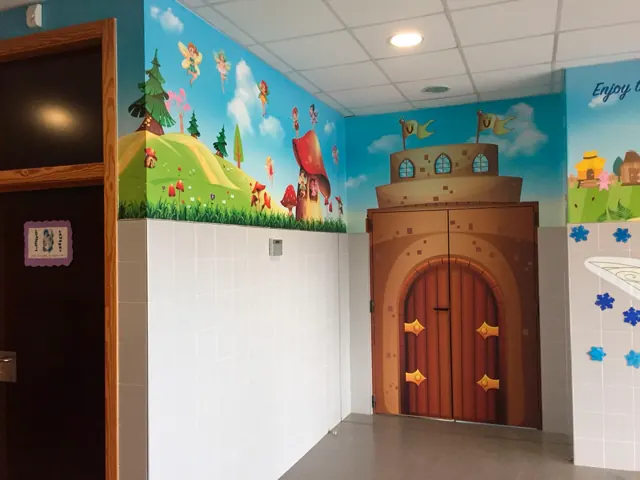 Puerta personalizada con vinilo, Colegio Vistarreal